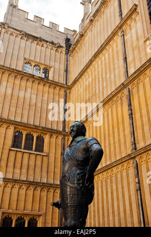 La statue de bronze de William Herbert, 3e comte de Pembroke dans la cour de la Bibliothèque bodléienne de l'Université Oxford en Angleterre Banque D'Images