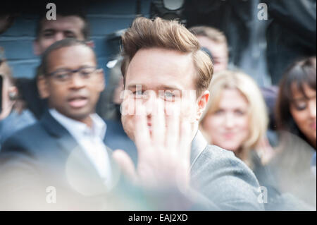 En fondant Street, Londres, Royaume-Uni. 15 novembre 2014. Les artistes arrivent à SARM Studios à Notting Hill, à l'ouest de Londres, à l'aide de la bande d'enregistrement. Sur la photo : olly murs. Credit : Lee Thomas/Alamy Live News Banque D'Images