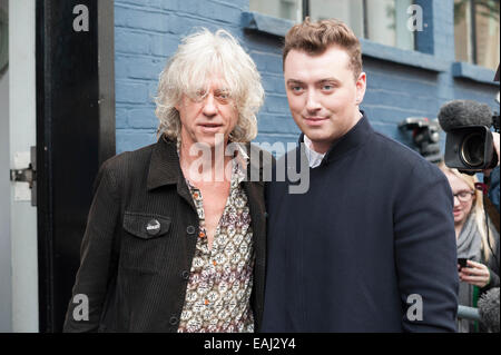 En fondant Street, Londres, Royaume-Uni. 15 novembre 2014. Bob Geldof accueille Sam Smith à l'extérieur de la SARM Studios pour la session d'enregistrement de la mise à jour de l'aide de bande seule. Credit : Lee Thomas/Alamy Live News Banque D'Images