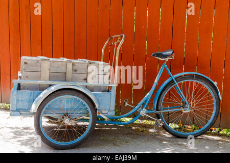 Tricycle bleu à l'ancienne avec des caisses en bois, stationné à Skansen, Stockholm, Suède Banque D'Images