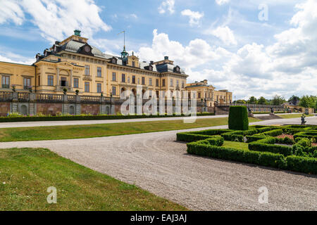 L'arrière du château de Drottningholm Park vu des jardins, Stockholm, Suède Banque D'Images