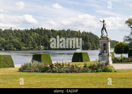 Vue latérale d'une statue en bronze donnant sur l'eau en face de Drottningholm Stockholm Suède Banque D'Images