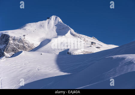 Glacier de Hintertux, sommet nord-Gefrorenen-Wand Spitzen de gondole, téléphériques, pistes de ski et des traces de lumière au coucher du soleil Banque D'Images