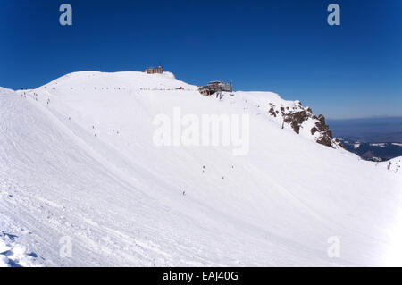 Domaine skiable, exécuter et pistes, télésiège, gare du téléphérique et de l'astronomique, de l'observatoire météorologique de Tatras Banque D'Images