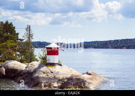 Petit phare rouge et blanc dans l'archipel de Stockholm, Suède, Suède Banque D'Images