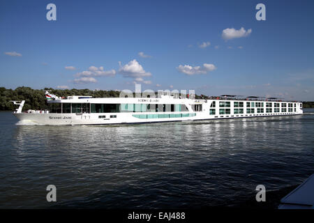 Vue paysage de navire de croisière sur le Danube, près de Budapest Hongrie Banque D'Images