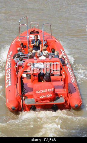 Passagers et de guide touristique à bord de fusées "Thames" visite guidée en bateau à grande vitesse dans le bassin de Londres Banque D'Images