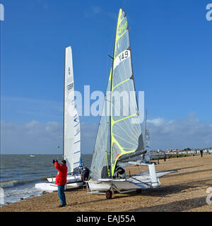 Prépare à lancer en dériveurs l'estuaire de la Tamise à partir de la plage à Shoeburyness lors d'une froide journée de février venteux Banque D'Images