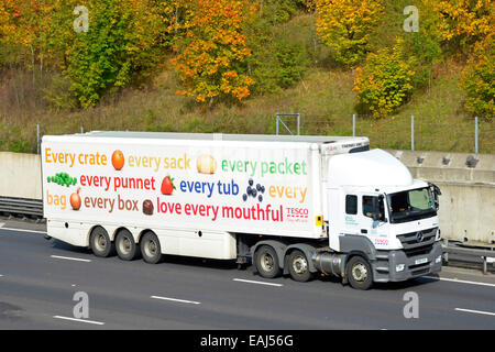 Tesco Mercedes-Benz camion avec remorque de la publicité pour leurs produits de supermarché Banque D'Images