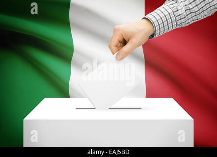 Concept de vote - urne avec drapeau national sur l'arrière-plan - Italie Banque D'Images