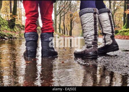 Haldon Forest, Devon, UK. Le 16 novembre, 2014. Tirer le maximum de la pluie. Jack Porter (6) et ses parents ayant un temps d'éclaboussures dans Haldon Forest après de fortes pluies. Nidpor Crédit/Alamy Live News Banque D'Images