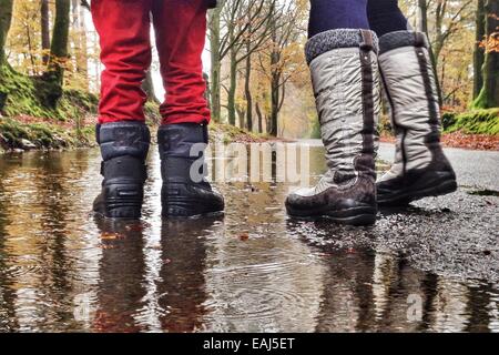 Haldon Forest, Devon, UK. Le 16 novembre, 2014. Météo britannique. Avoir un temps d'éclaboussures au maximum de temps humide. Jack Porter (6) et ses parents ayant un temps d'éclaboussures dans Haldon Forest après de fortes pluies. Nidpor Crédit/Alamy Live News Banque D'Images