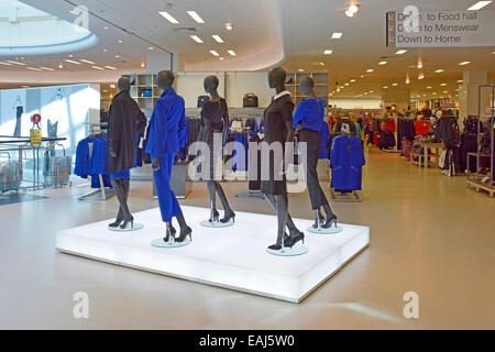 Intérieur du magasin Marks and Spencer avec socle lumineux affichant mesdames fashions sur des mannequins Essex England UK Banque D'Images