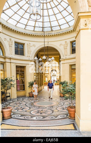 Vue depuis une rotonde à l'entrée de l'historique galerie vivienne galerie marchande couverte, Paris, ile de france, france Banque D'Images