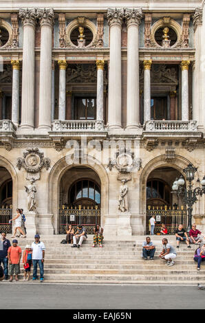 Les gens se détendre sur l'escalier de l'Opéra de Paris, Opéra Garnier, Paris, ile de france, france Banque D'Images
