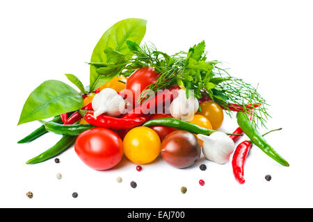 Réglage de l'alimentation avec des fruits rouges, jaune, cerise noire Tomates, ail, poivre et des verts est isolé sur le fond blanc Banque D'Images