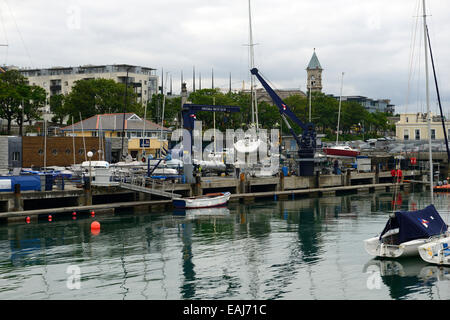 Harbour Marina shipyard Dún Laoghaire Irlande Dublin Dun bateau bateaux navires navire les passionnés de voile Voile Irlande RM Banque D'Images