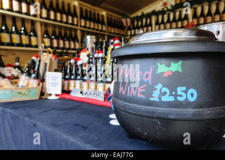 Belfast, Irlande Northerm. 15 novembre, 2014. Vin chaud en vente comme le marché continental annuel s'ouvre dans les motifs de Belfast City Hall Crédit : Stephen Barnes/Alamy Live News Banque D'Images