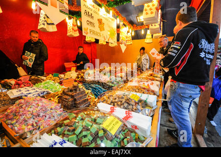 Belfast, Irlande Northerm. 15 novembre, 2014. Des bonbons en vente au marché continental annuel dans le parc de Belfast City Hall Crédit : Stephen Barnes/Alamy Live News Banque D'Images