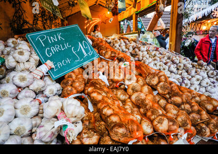 Belfast, Irlande Northerm. 15 novembre, 2014. L'ail fumé et rose en vente au marché continental annuel dans le parc de Belfast City Hall Crédit : Stephen Barnes/Alamy Live News Banque D'Images