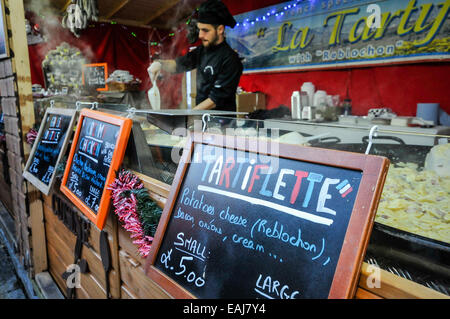 Belfast, Irlande Northerm. 15 novembre, 2014. Cuisine de style français en vente au marché continental annuel dans le parc de Belfast City Hall Crédit : Stephen Barnes/Alamy Live News Banque D'Images