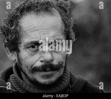 Portrait d'un homme sans-abri barbu.Face émotions Banque D'Images