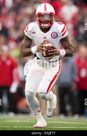 15 novembre 2014 : Nebraska Cornhuskers quarterback Tommy Armstrong Jr. # 4 rouleaux à son droit au cours de la NCAA Football match entre l'Ohio et le Wisconsin Badgers Cornhuskers au Camp Randall Stadium à Madison, WI. Le Wisconsin a battu Minnesota 59-24. John Fisher/CSM Banque D'Images