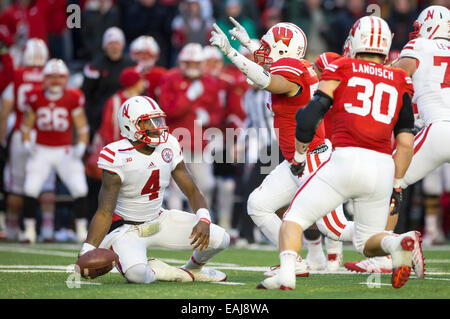 15 novembre 2014 : Nebraska Cornhuskers quarterback Tommy Armstrong Jr. # 4 est saccagée au cours de la NCAA Football match entre l'Ohio et le Wisconsin Badgers Cornhuskers au Camp Randall Stadium à Madison, WI. Le Wisconsin a battu Minnesota 59-24. John Fisher/CSM Banque D'Images