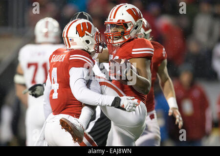 15 novembre 2014 : Wisconsin Badgers Peniel évoluait Jean # 21 célèbre son interception lors de la NCAA Football match entre l'Ohio et le Wisconsin Badgers Cornhuskers au Camp Randall Stadium à Madison, WI. Le Wisconsin a battu Minnesota 59-24. John Fisher/CSM Banque D'Images