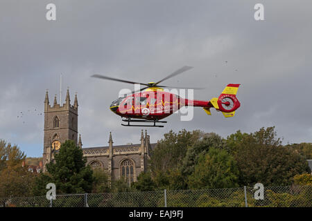 Great Western Air Ambulance décollant de Grove Park, Weston-super-Mare, Somerset, Angleterre Banque D'Images