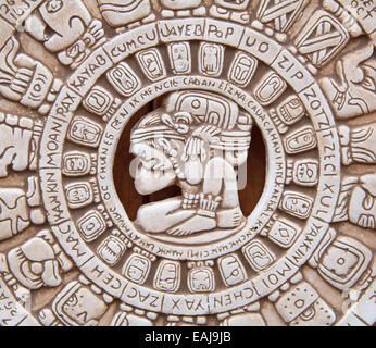 Fragment de la symbolique Maya sculpté sur la pierre du soleil Banque D'Images