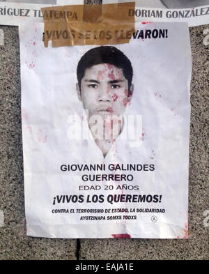 L'État de Guerrero, au Mexique. 15 Nov, 2014. Un portrait de Giovanni étudiant manquant Guerrero Galindez peint avec de la peinture rouge s'affiche dans un autel dans la ville de Mexico Insurgentes, lors de manifestations exigeant la justice pour la disparition de 43 étudiants de Ayotzinapa school dans l'État de Guerrero. 43 étudiants du collège des enseignants a disparu il y a plus d'un mois, lorsque les enquêteurs disent les policiers ont arrêté les étudiants et les a remis à un gang de la drogue. Photo prise le 16 novembre 2014. Credit : Chico Sanchez/Alamy Live News Banque D'Images