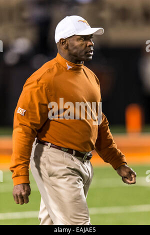 15 novembre 2104 : Texas longhorns entraîneur en chef Charlie fort pendant les NCAA football le jeu entre l'Oklahoma State Cowboys et le Texas longhorns à Boone Pickens Stadium à Stillwater, OK. Banque D'Images