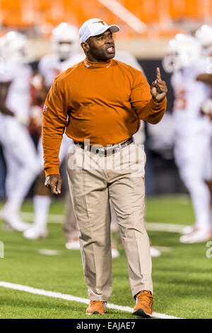 15 novembre 2104 : Texas longhorns entraîneur en chef Charlie Strong avant de la NCAA football le jeu entre l'Oklahoma State Cowboys et le Texas longhorns à Boone Pickens Stadium à Stillwater, OK. Banque D'Images