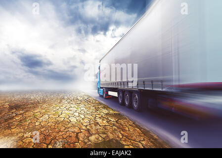 La vitesse de conduite de camion de transport sur la route à travers le désert. Banque D'Images