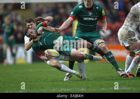 Leicester, Royaume-Uni. 16 Nov, 2014. Aviva Premiership. Leicester Tigers contre les Sarrasins. David Mele (Leicester) est abordé par Richard Wigglesworth (sarrasins). Credit : Action Plus Sport/Alamy Live News Banque D'Images