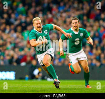 Dublin, Irlande. 16 Nov, 2014. Internationaux de novembre. L'Irlande contre la Géorgie. Stuart Olding (Irlande) pauses à l'intérieur de marquer un essai. Credit : Action Plus Sport/Alamy Live News Banque D'Images