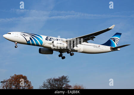 Egyptair Airbus A330-300 de la piste 27L à l'approche de l'aéroport Heathrow de Londres. Banque D'Images