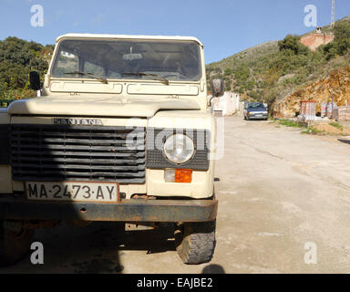 Land rover Santana série 88 stationné dans un village dans le sud de l'Espagne. Banque D'Images