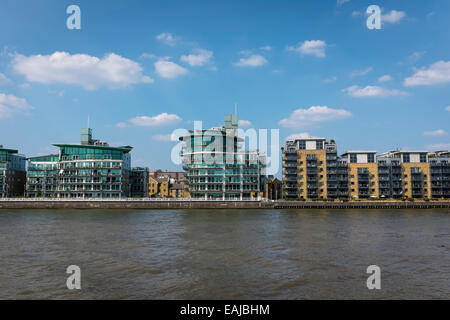 Vue depuis un bateau de Riverside Apartments à Wapping moderne sur la rive nord de la Tamise. Banque D'Images