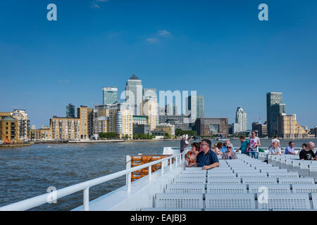 Les touristes prendre dans le collimateur de Canary Wharf à partir du pont supérieur d'un plaisir cruiser sur la Tamise. Banque D'Images