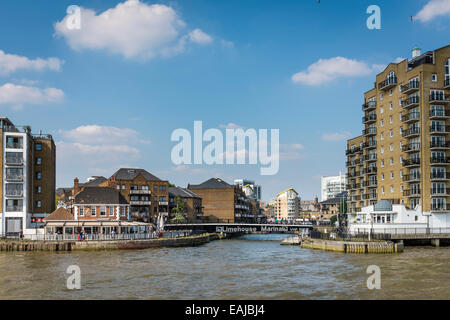 Architecture mixte de Limehouse Marina sur la rive nord de la Tamise, vue d'un autre bateau. Banque D'Images