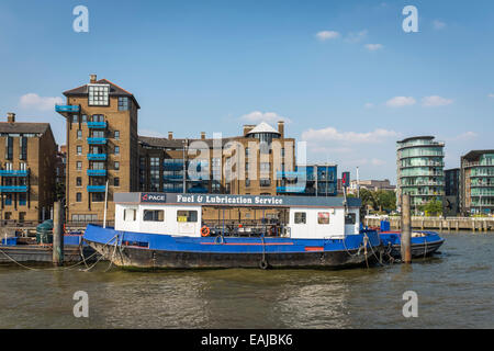 Barge de ravitaillement sur la Tamise à Wapping. Banque D'Images