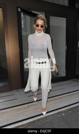 Rita Ora en laissant la musique Sony bureaux, tous portant un ensemble blanc avec : Rita Ora Où : London, Royaume-Uni Quand : 14 mai 2014 Banque D'Images