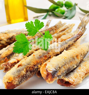 Libre d'une plaque avec l'espagnol boquerones fritos, anchois frits et battues en Espagne typique Banque D'Images