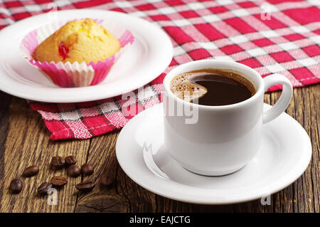 Tasse de café chaud et de jujube avec cupcake sur table Banque D'Images