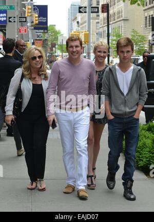 La famille de l'Chrisley Bravo reality show Chrisley sait mieux sortir shopping à New York comprend : Todd Chrisley Chrisley,Julie,Savannah Chrisley Chrisley,Chase Où : Manhattan, New York, United States Quand : 14 mai 2014 Banque D'Images