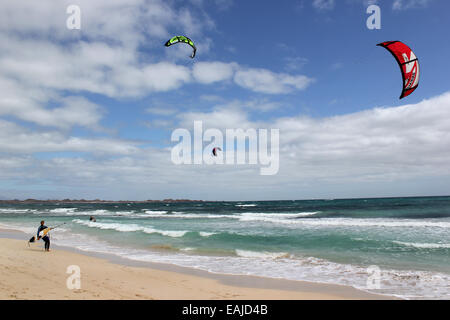 Sports nautiques planche à voile Océan Atlantique au large de la plage du Pavillon Corralejo Fuerteventura Canaries Espagne Banque D'Images