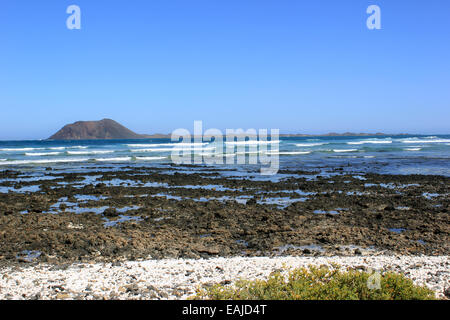 L'île de Lobos réserve naturelle protégée par le Parc Naturel de las Dunas de Corralejo vue depuis la Playa del Burro beach Corralejo Banque D'Images