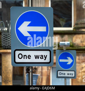 Deux 'céder' signalisation routière indiquant des directions opposées pour voyager, Glasgow, Écosse, Royaume-Uni Banque D'Images